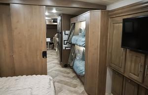 Enzo: New, Kid friendly, 2 full bath, washer/dryer
