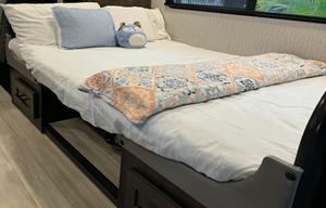 Luxury Class C-Sleeps 6-Easy to Drive-Fully Loaded