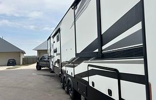 2021 Momentum 376THS RV rental photo 2