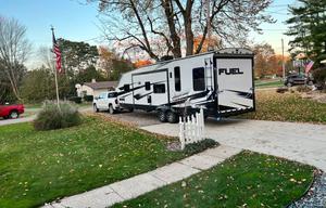 2022 Fuel 305 RV rental photo 8