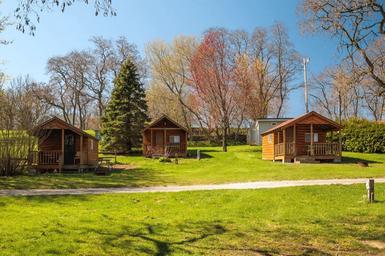 Mclear’s Cottage Colony & Campground