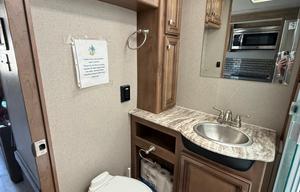 33 ft motorhome - sleeps 6