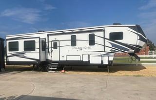 Gorgeous 5th wheel for large group - sleeps 8!