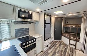 "Shelly": 28ft Bunkhouse, Pets + Film OK, Delivery