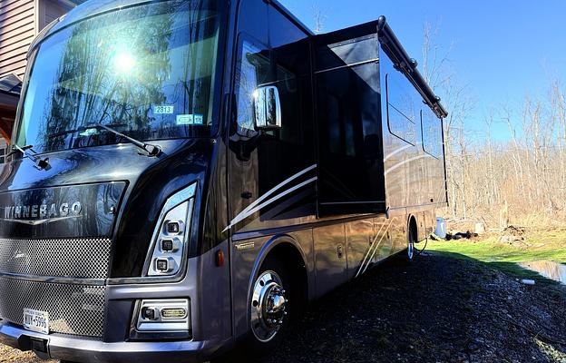 Luxury Winnebago Adventurer – Drive, Camp or Glamp