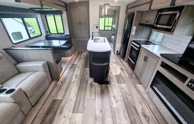 Outback | Large & Luxurious w/ Bunkhouse Sleeps 10