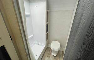 Sleeps 5, lots of upgrades! 600W solar system