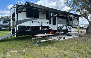 2016 Momentum 376TH RV rental photo 13