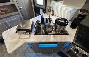2019 Palomino Puma w Outdoor Kitchen Sleeps 10
