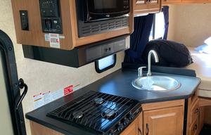 2017 Thor Motor Coach Four Winds 23A Grizzly5