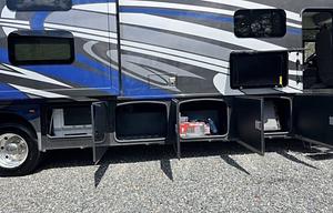 Luxury 2023 Thor Sleeps 8+
