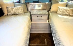 27 foot international - Power awning, Rear Hatch!