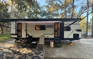 2025 Coleman Light with Bunkhouse