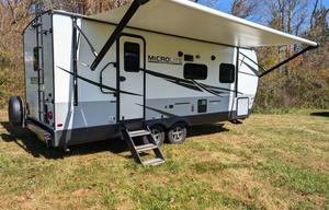 Flagstaff Micro Lite | Modern and cozy w/ 2 slides