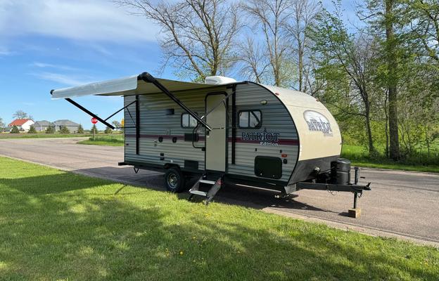 Big slide out, sleeps 6, under 4,000 lb! 400W solar