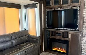 2019 Arctic Wolf 305ML6 | Sleeps 6 | 2 A/C