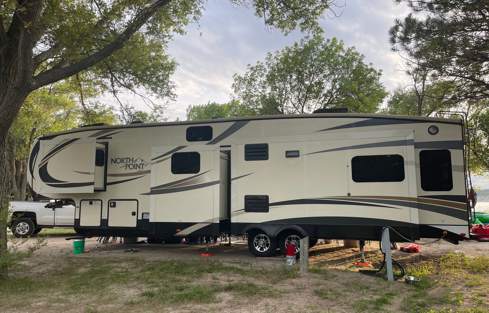 Large, family friendly fifth wheel *Delivery Only*