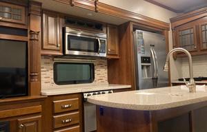 Clean and Comfortable 39’ Heartland Bighorn 3575EL