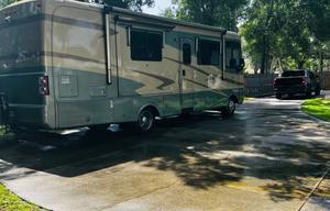 2005 Safari Trek RV rental photo 3