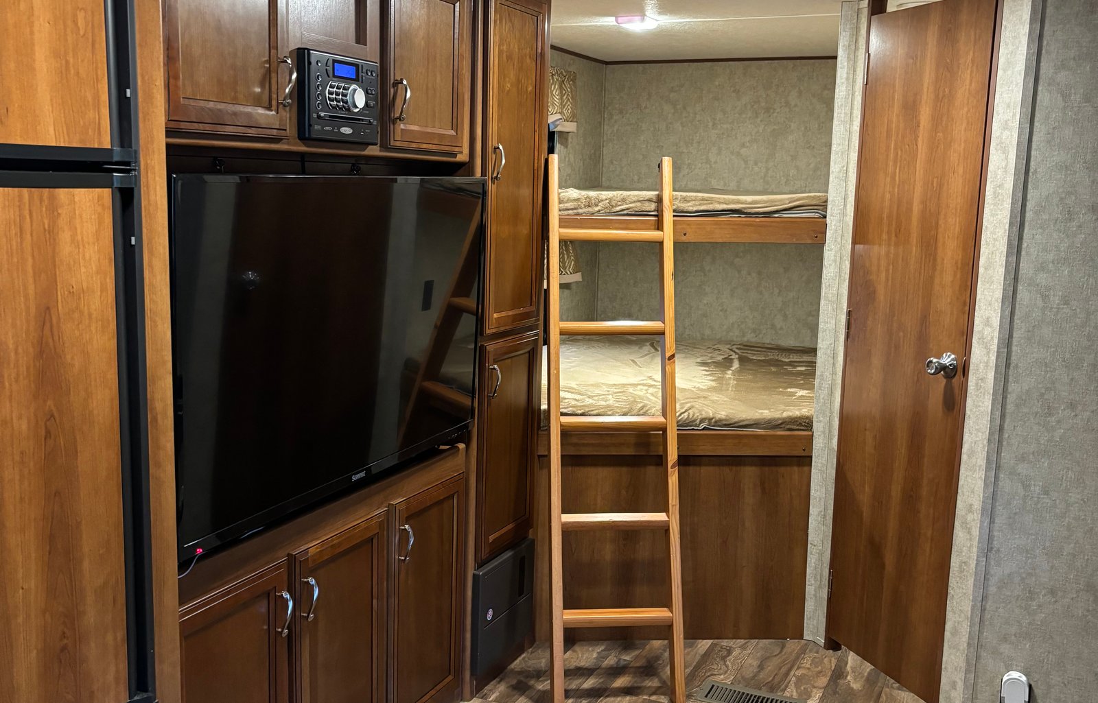 2017 Prime Time RV Avenger ATI 27DBS