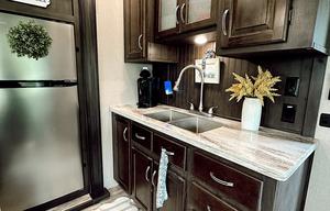 Phoenix Luxe Retreat – 2 Bedroom Family 5th Wheel