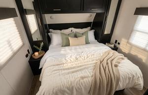 Turn Key 29' two queen bed, fenced patio