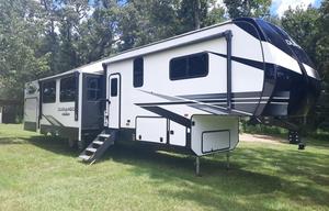 2022 KZ Durango D348BHF