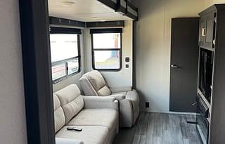 **Campy the SUPER COOL pet friendly 5th Wheel**
