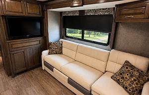 Easy-to-Drive Fleetwood Bounder Luxury Class A