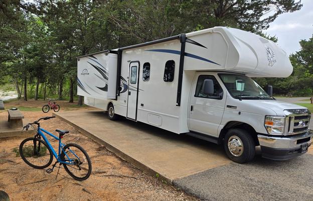 Easy to Drive Spacious RV - Only 3000 Miles on it!
