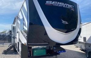Luxury Toy Hauler Adventure Awaits!