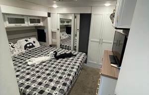 2 bedroom / loft luxury Camper (Generator add-on!)