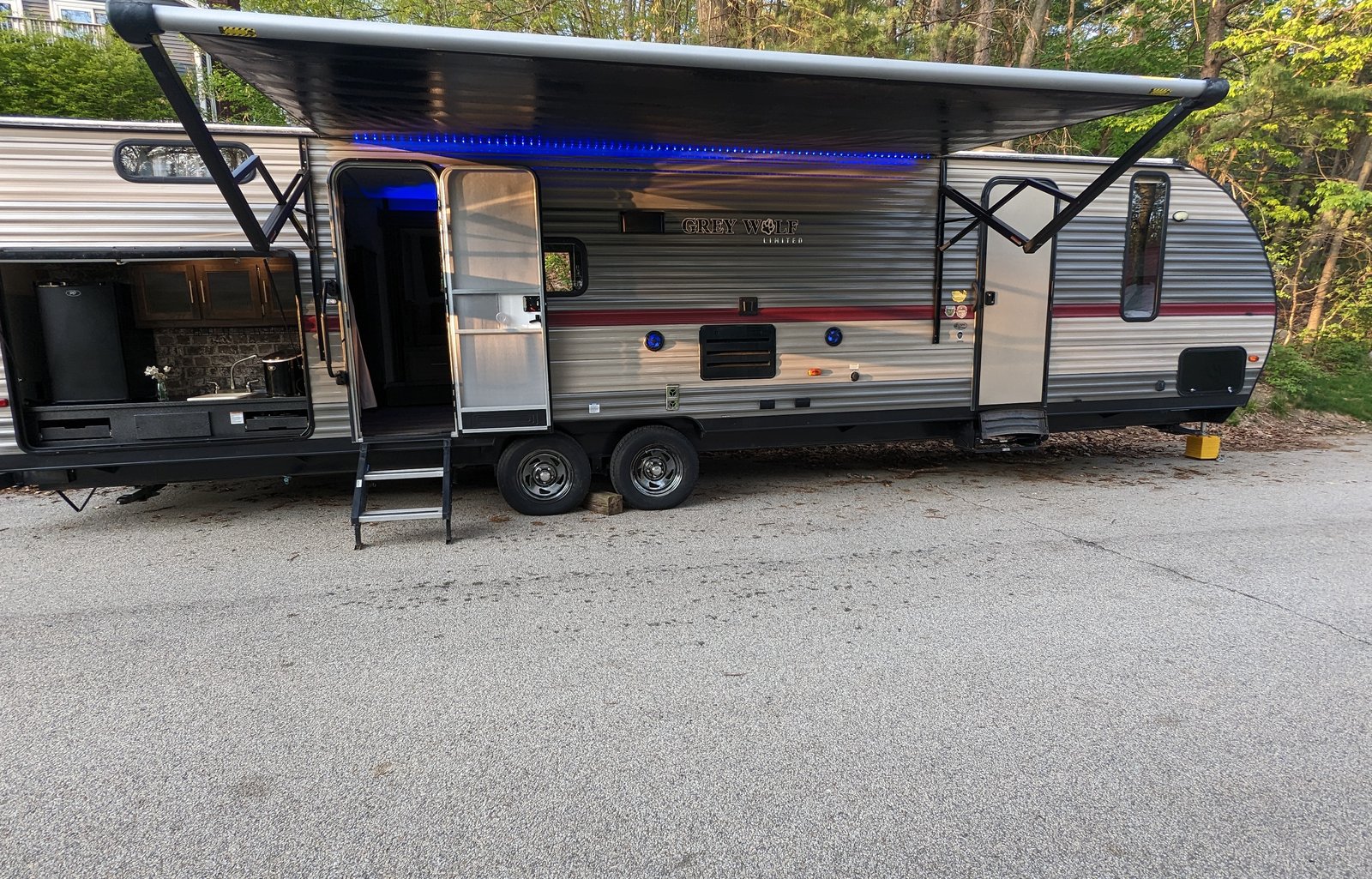 Luxurious 2 Bedroom  Pet Friendly HUGE RV