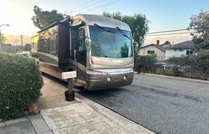 Palace on wheels! -2005 Revolution LE 40 ft