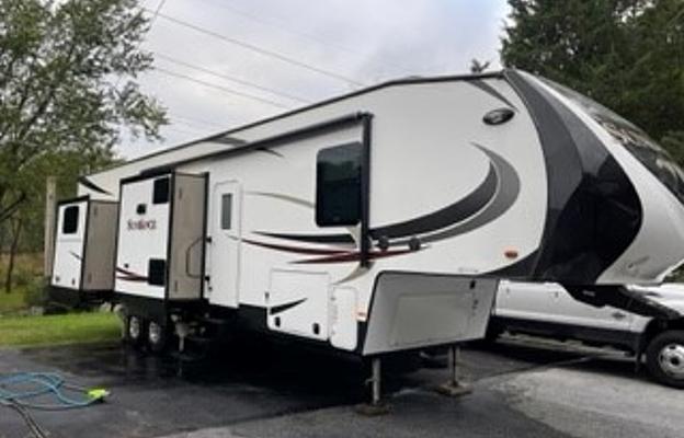 2017 Heartland Sundance 3700RLB