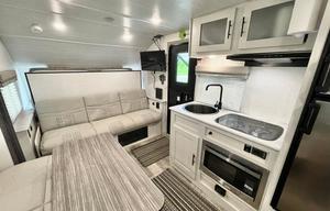 Sleeps 5, lots of upgrades! 600W solar system