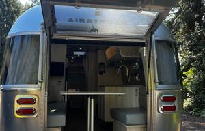 27 foot international - Power awning, Rear Hatch!
