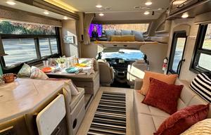 ‘Endeavor’ Loaded with Amenities + Sleeps 10!