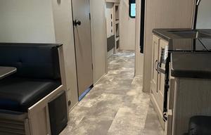 Family Bunkhouse Coachmen Apex Ultra-Lite 300BHS
