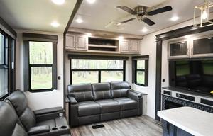 2022 Glamping Keystone Avalanche 5th wheel