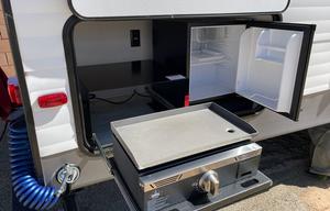 2025 Avenger with Bunks (LIKE NEW)-Delivery Only