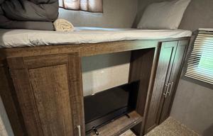 Haven on wheels! 2018 Crossroads Zinger Sleeps 10+
