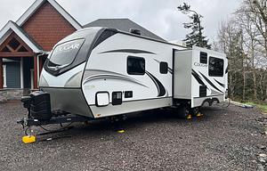 Family friendly bunkhouse with a king sized bed!
