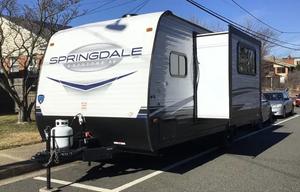 Light & Cozy Camper - Adventure Awaits!