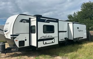 2025 Grand Surveyor 305RLBS