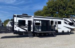 Luxury Toy Hauler Adventure Awaits!