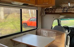 Adventure Awaits in This 2004 Thor Motor Coach!!