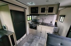 2023 Luxurious Family-Friendly Apex Ultra-Lite