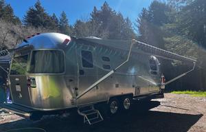 27 foot international - Power awning, Rear Hatch!