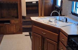 2001 Sandpiper 300BH RV rental photo 4